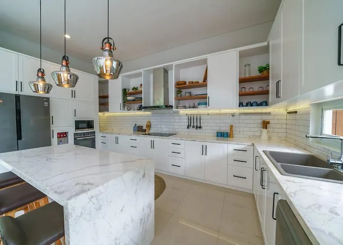 Ammanya - Modern 3-bedroom Luxury In Amazing Location!